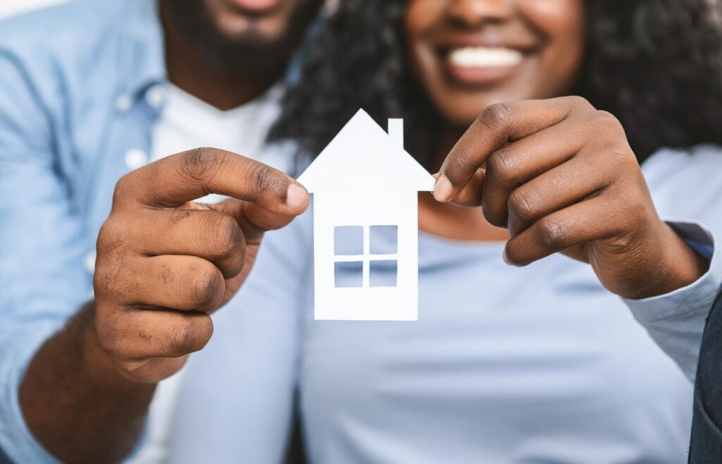 couple achetant un bien immobilier