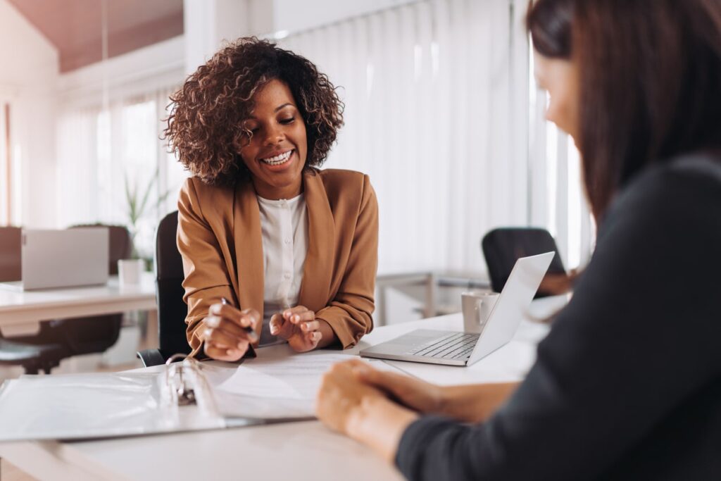 femmes signant un contrat immobilier