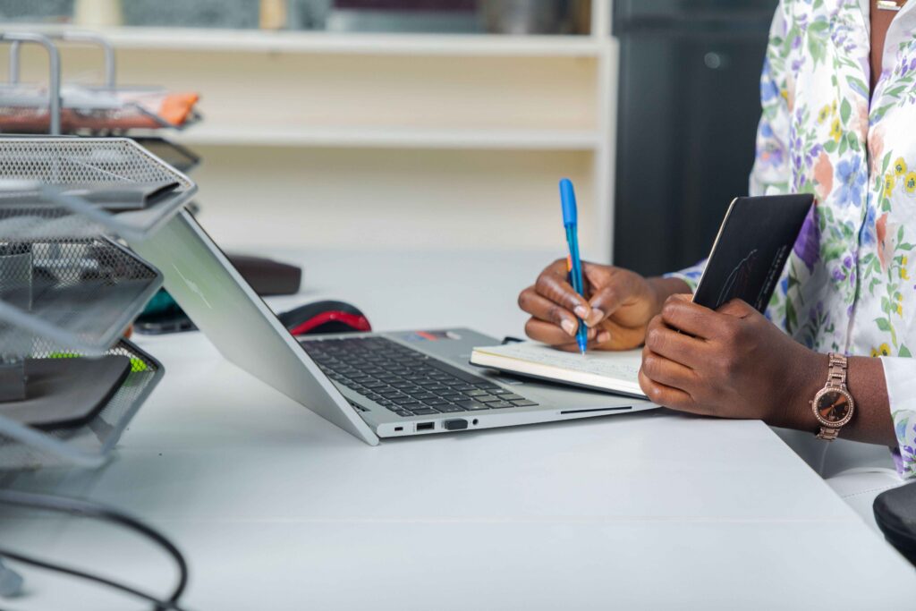 femme dans un bureau qui s'occupe des paiements d'une gestion locative au Sénégal